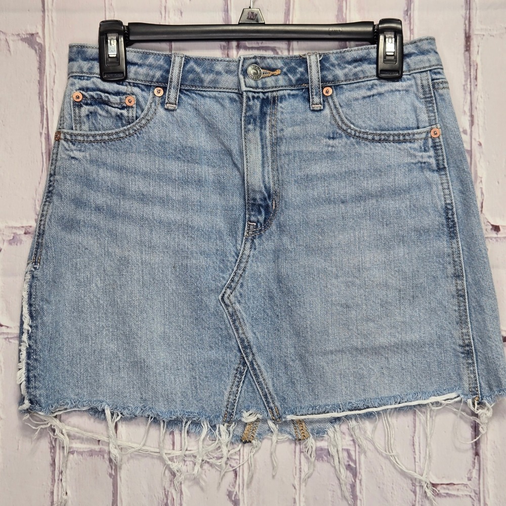 Y2K American Eagle Womens Light Wash Distressed Denim Mini Skirt Size 4 Raw Hem